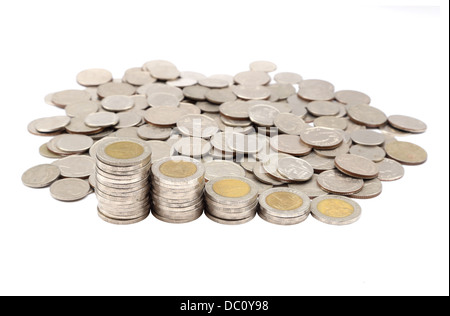 Münzen-Schritte mit Thai Baht Münzen auf weißem Hintergrund Stockfoto