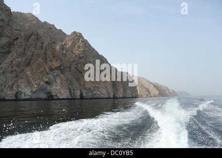 Ein Blick auf die dramatische Küste entlang der Musandam Halbinsel, Oman vom Wasser aus gesehen Stockfoto