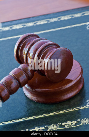 Auktionatoren/Richter Hammer und Stürmer Holzblock auf traditionelle Leder Intarsien Tisch Stockfoto