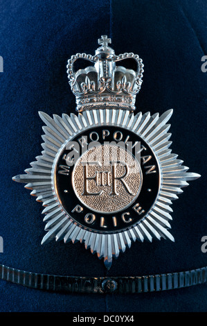 Helmabzeichen der Metropolitan Police aus der Nähe von London UK Stockfoto
