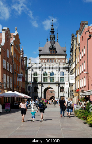 Historische Altstadt von Danzig mit dem Goldenen Tor in der langen Gasse. Stockfoto