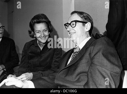 Bild: 2. Oktober 1960 - London, England, U.K - KATHARINE GRAHAM (1917-2001) war ein Verleger, der ihre Familie Zeitung, "The Washington Post," seit über zwei Jahrzehnten geführt. Bild: Katharine Graham teilt einen lachen während einer Besprechung. (Kredit-Bild: © KEYSTONE Bilder USA/ZUMAPRESS.com) Stockfoto