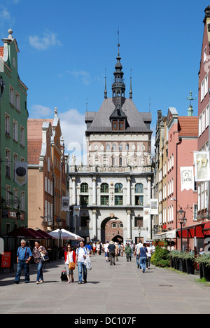 Historische Altstadt von Danzig mit dem Goldenen Tor in der langen Gasse. Stockfoto