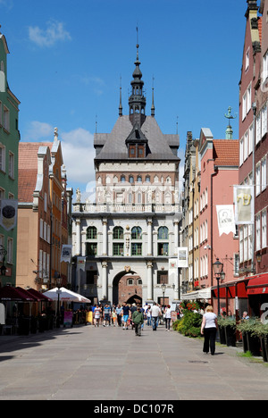 Historische Altstadt von Danzig mit dem Goldenen Tor in der langen Gasse. Stockfoto