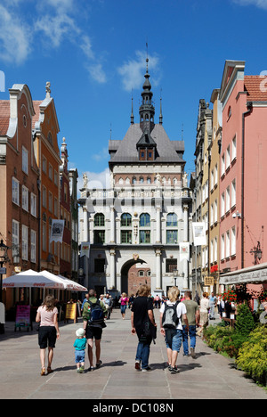 Historische Altstadt von Danzig mit dem Goldenen Tor in der langen Gasse. Stockfoto