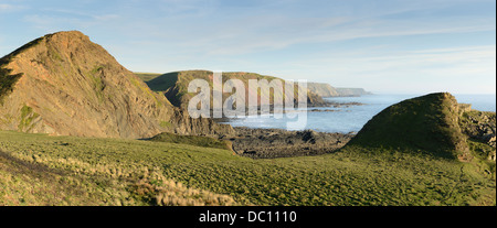 Blick entlang der Küste in Richtung Swansford Hill und Speke Mühle-Mündung an der Küste von Nord-Devon, UK. Stockfoto