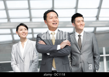 Porträt von Business-Team am Flughafen Stockfoto