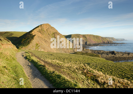 Blick entlang der Küste in Richtung Swansford Hill und Speke Mühle-Mündung an der Küste von Nord-Devon, UK. Stockfoto