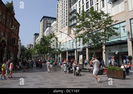 Einkaufslustige auf den Hayes im Stadtzentrum von Cardiff, Wales UK. Viel Verkehr auf der Straße, freier Verkehr auf der Fußgängerzone Stockfoto