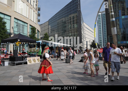 Einkaufslustige auf den Hayes im Stadtzentrum von Cardiff, Wales, Großbritannien, Frauen in Kostümen, freier Straßenverkehr, Fußgängerzone Stockfoto