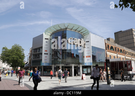 Einkaufsbummel im Queen Street Capital Centre im Cardiff City Centre Wales UK. Fußgängerzone, Einkaufszentrum Stockfoto