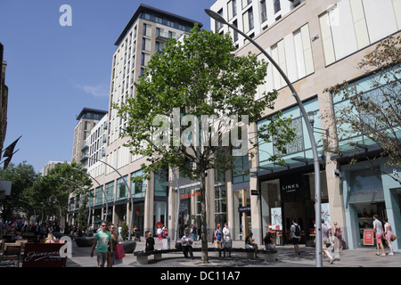 Einkaufslustige auf den Hayes im Stadtzentrum von Cardiff, Wales UK. Gebäude St Davids 2. Kein Fußgängerverkehr Stockfoto