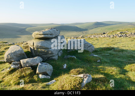 Einem Felsvorsprung auf Belstone, mit Blick auf Steeperton Tor, Dartmoor, UK. Stockfoto