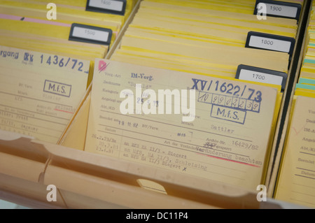 Deutschland, Berlin. Mitte. Stasi: Sterben Ausstellung. Karteikarte des Ministeriums für Staatssicherheit verwendet für Details von Informanten. Stockfoto