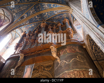 Das jüngste Gericht Wandbild mit Orgelpfeifen. Die Vorderseite der massiven Kathedrale in Albi mit dem jüngsten Gericht Stockfoto