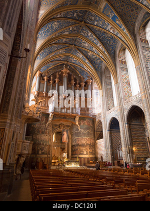 Altar und das jüngste Gericht Wandbild mit Orgelpfeifen, Bänke. Die Vorderseite der massiven Kathedrale in Albi Stockfoto