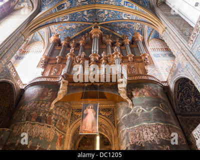 Das jüngste Gericht Wandbild mit Orgelpfeifen. Die Vorderseite der massiven Kathedrale in Albi mit dem jüngsten Gericht Stockfoto