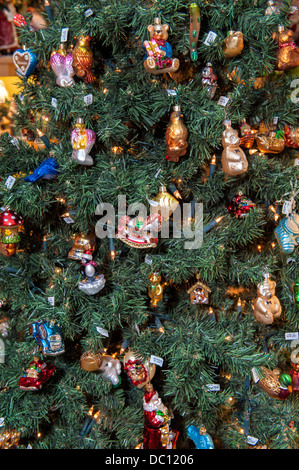 Europa, Deutschland, Hessen, Rüdesheim, Käthe Wohlfahrt, Christmas Store, Baum, Verzierungen. Stockfoto