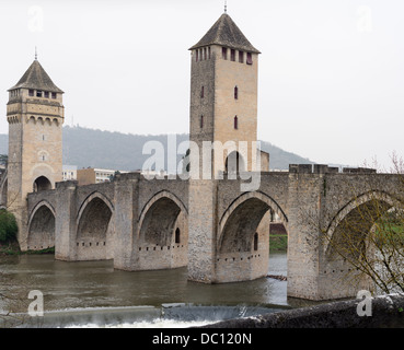 Pont Valentre in Cahors. Multi-steinerne Bogenbrücke in Cahors ist eine zentrale Anlaufstelle für Besucher dieser Stadt in Frankreich. Stockfoto