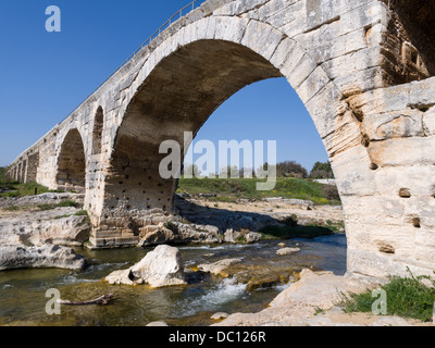 Pont Julien in der Provence. Berühmte Multi-steinerne Bogenbrücke überspannt die Calavon und ein Teil der alten Römerstraße Via Domitia Stockfoto