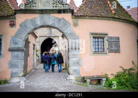 Europa, Deutschland, Baden-Wurttemberg, Rothenberg Ob der Tauber, Rothenberg, Stadttor, Touristen. Stockfoto