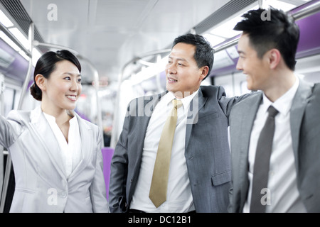 Fröhliche Geschäftsleute in u-Bahn Stockfoto