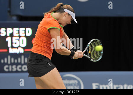 Toronto, Ontario, Kanada. 6. August 2013. Toronto, Ontario, Kanada, 6. August 2013. Alisa Kleybanova (RUS) in Aktion gegen Eugenie Bouchard (CAN) in ersten Runde Aktion während der WTA Rogers Cup im Rexall Centre in Toronto, Ontario, Kanada am 6. August. Bouchard gewann 6-3, 6-1.Gerry Angus/CSM/Alamy Live News Stockfoto