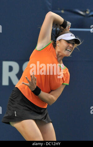 Toronto, Ontario, Kanada. 6. August 2013. Toronto, Ontario, Kanada, 6. August 2013. Alisa Kleybanova (RUS) in Aktion gegen Eugenie Bouchard (CAN) in ersten Runde Aktion während der WTA Rogers Cup im Rexall Centre in Toronto, Ontario, Kanada am 6. August. Bouchard gewann 6-3, 6-1.Gerry Angus/CSM/Alamy Live News Stockfoto