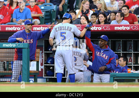 6. August 2013 - Anaheim, California, Vereinigte Staaten von Amerika - 6. August 2013 Anaheim, Kalifornien: Texas Rangers zweiter Basisspieler Ian Kinsler (5) kehrt nach der Einbaum nach machen einen Lauf für die Texaner in der Major League Baseball Spiel zwischen den Texas Rangers und die Los Angeles Angels im Angel Stadium am 6. August 2013 in Anaheim, Kalifornien. Rob Carmell/CSM Stockfoto