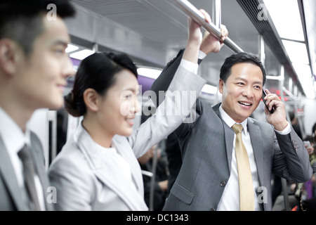 Fröhliche Geschäftsleute in u-Bahn Stockfoto