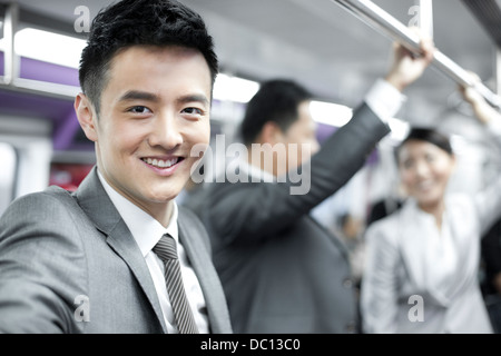 Fröhliche Geschäftsmann mit Partnern in u-Bahn Stockfoto