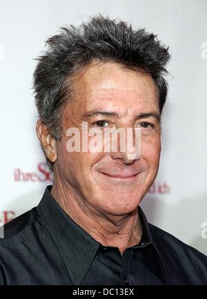 (Dpa) - US-Schauspieler Dustin Hoffman während eines Foto-Shooting für den bevorstehenden Start seines Films "Meine Frau, Ihre Schwiegereltern Und Ich lächelt" (Originaltitel: "Meet the Fockers") im Hotel Adlon in Berlin, Deutschland, 1. Februar 2005. Stockfoto