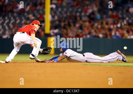 Anaheim, Kalifornien, USA. 6. August 2013. 6. August 2013 Anaheim, Kalifornien: Texas Rangers Shortstop Elvis Andrus (1) gleitet sicher, zum anderen während der Major League Baseball Spiel zwischen den Texas Rangers und die Los Angeles Angels im Angel Stadium am 6. August 2013 in Anaheim, Kalifornien. Rob Carmell/CSM/Alamy Live-Nachrichten Stockfoto