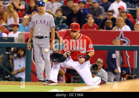 Anaheim, Kalifornien, USA. 6. August 2013. 6. August 2013 Anaheim, Kalifornien: Los Angeles Angels Recht Fielder Kole Calhoun (56) Felder den Ball während des Spiels der Major League Baseball zwischen den Texas Rangers und die Los Angeles Angels im Angel Stadium auf 6. August 2013 in Anaheim, Kalifornien. Rob Carmell/CSM/Alamy Live-Nachrichten Stockfoto