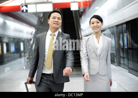 Business Partner gehen nebeneinander auf u-Bahn-Plattform Stockfoto