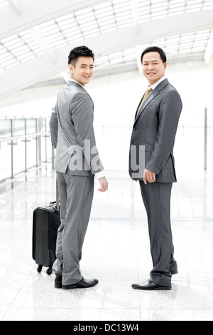 Zuversichtlich Geschäftsleute in Flughafen-lobby Stockfoto