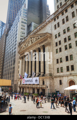 New Yorker Börse Gebäude mit Touristen am 10. Mai 2013 in New York. Die NYSE Börsenparkett befindet sich bei 11 Wall Street