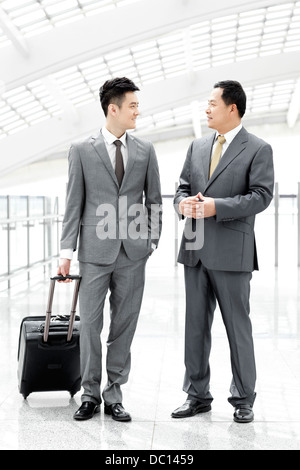 Geschäftspartnern, Gespräch im Flughafen-lobby Stockfoto