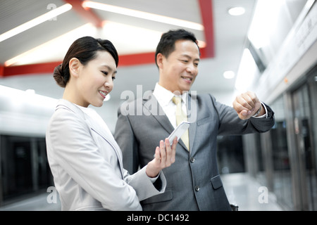 Business Personen warten auf Zug auf u-Bahn-Plattform Stockfoto