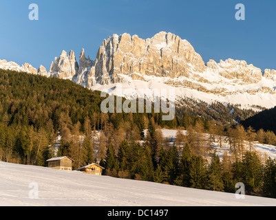 Italien, Südtirol, Rosengarten (Rosengarten) Gebirgskette der Dolomiten im Winter und tiefen Schnee. Stockfoto