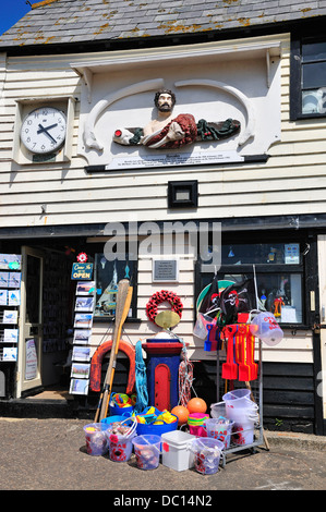 Broadstairs, Kent, England, UK. Rettungsboot-Altbau mit Strandspielzeug für Verkauf Stockfoto