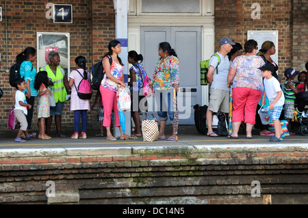 Broadstairs, Kent, England, UK. Familien warten auf Bahnhof Bahnsteig Stockfoto