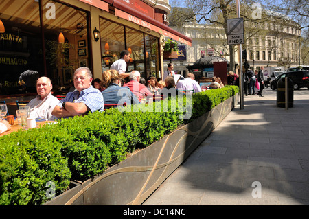 London, England, Vereinigtes Königreich. Menschen Essen außerhalb restaurant Stockfoto