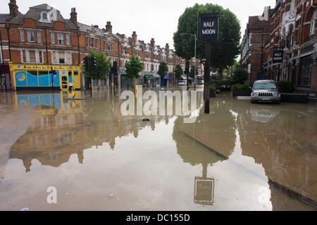 Herne Hill, South London SE24 7. August 2013: ein Wasserrohrbruch geschlossen sonst verkehrsreiche Kreuzung der Halbmond Lane und Dulwich Road im Süden Londons Herne Hill. Bei ca. 05:00 waren Rettungskräfte wird aufgerufen, wenn Wasser überschwemmt lokalen Häuser und Geschäfte, zwingt die Bewohner, ihre Eigenschaften und eine Beurlaubung zu evakuieren, bevor Stromlieferungen geschlossen wurden. Copyright Richard Baker / Alamy Live News. Stockfoto