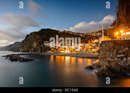 Küstenstadt nachts beleuchtet, Ponta do Sol, Madeira Stockfoto