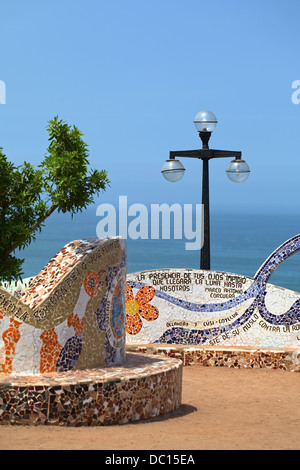 Mosaiken im Parque del Amor gemacht Sitzecke Stockfoto