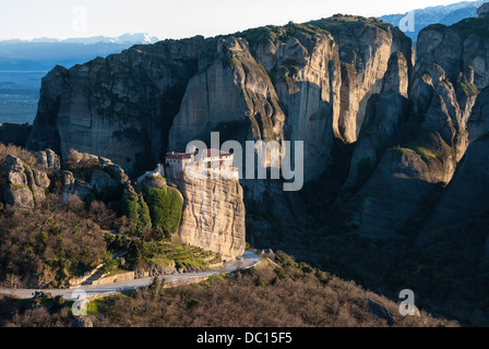 Meteora Felsen und das heilige Kloster Roussanou / St. Barbara (gegründet in der Mitte des 16. Jahrhundert n. Chr.) in Griechenland Stockfoto