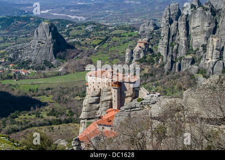 Meteora Felsen und das heilige Kloster Roussanou / St. Barbara (gegründet in der Mitte des 16. Jahrhundert n. Chr.) in Griechenland Stockfoto