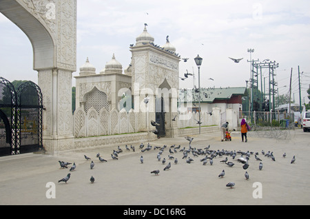 Eingangstor zum Hazratbal Dargah (Schrein), Srinagar, Jammu & Kaschmir, Indien Stockfoto