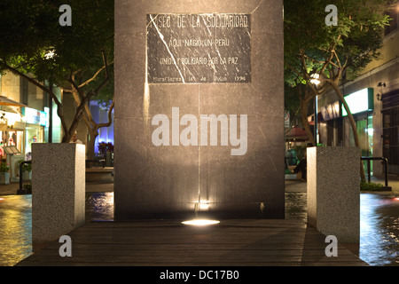 Das Denkmal Paseo De La Solidaridad nachts in Tarata Str. in Miraflores, Lima, Peru Stockfoto